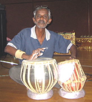 Chandran et ses tablas en r�p�tition!